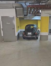 Mein Käfer auf einem engen Stellplatz in der Tiefgarage.